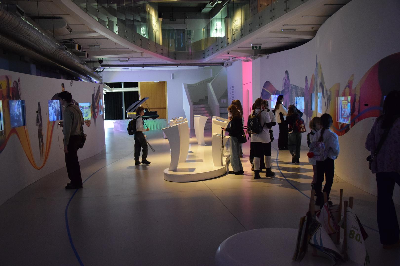 Zdjęcie przedstawiające dzieci podczas wycieczki do Muzeum Piosenki Polskiej w&nbsp;Opolu