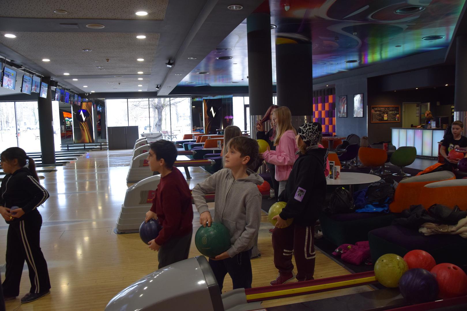 Zdjęcie przedstawiające dzieci podczas wycieczki do kręgielni