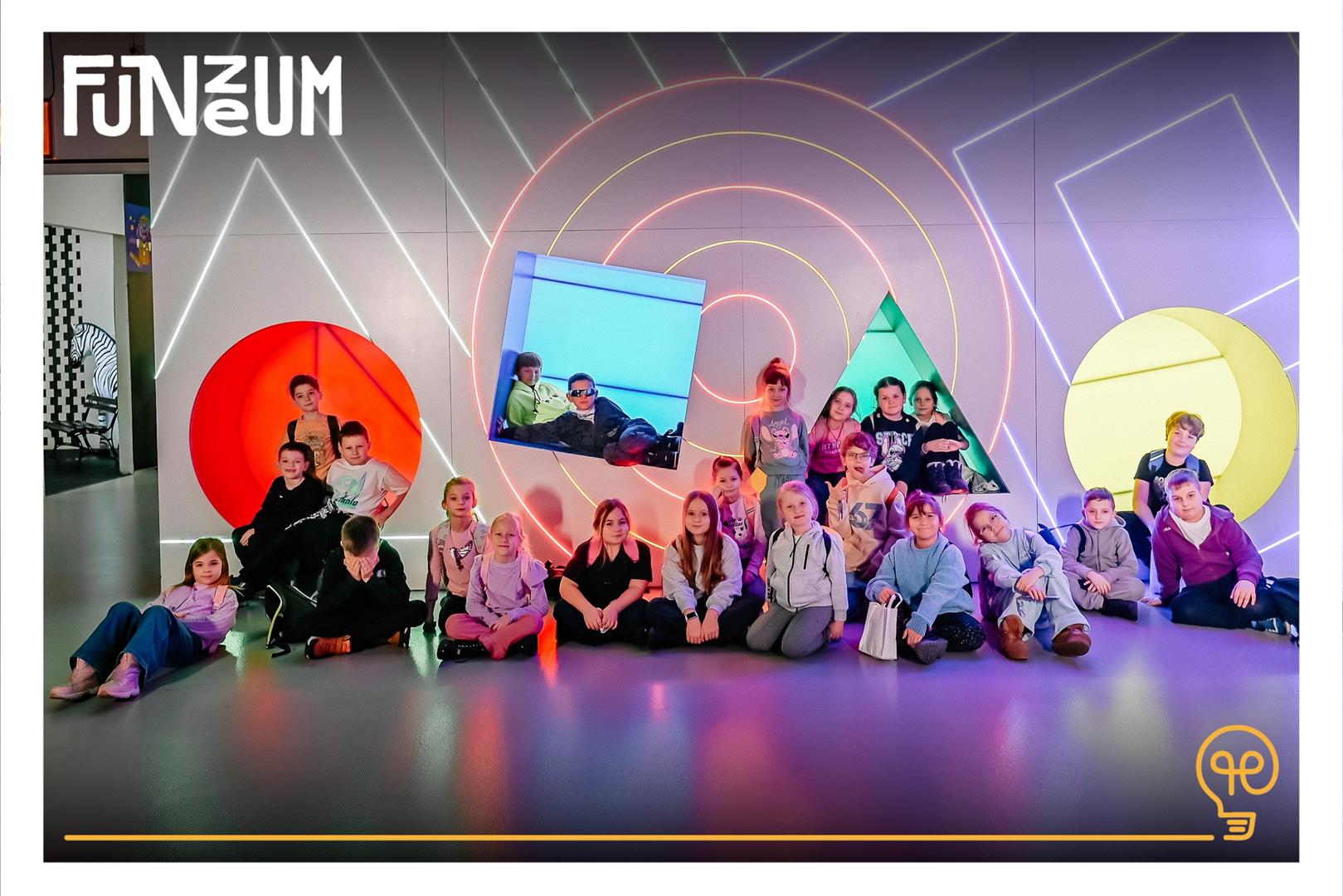 Zdjęcie przedstawiające dzieci na wycieczce do Funzeum