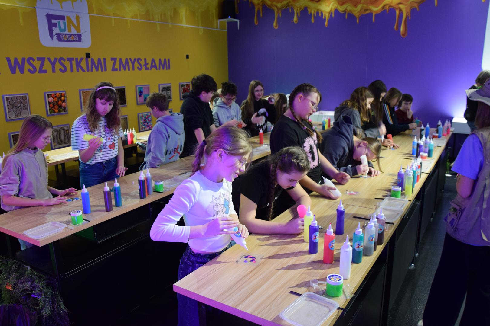 Zdjęcie przedstawiające dzieci na wycieczce do Funzeum