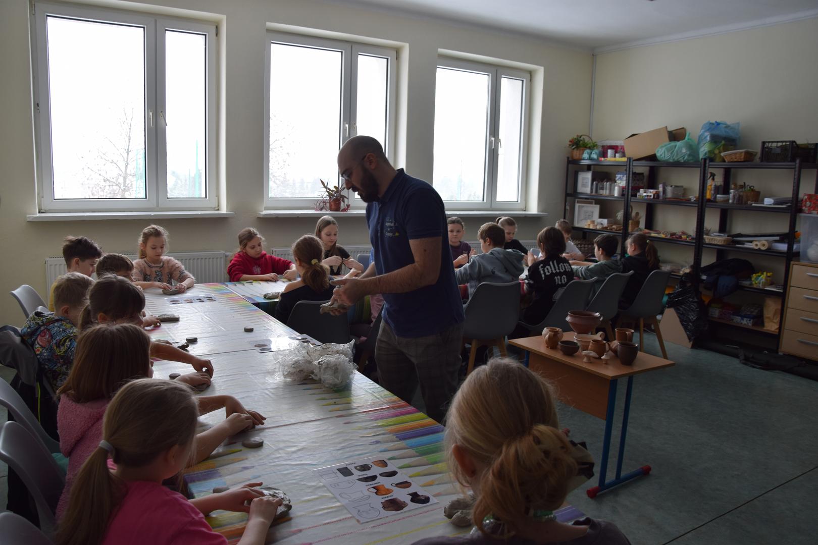 Zdjęcie przedstawiające dzieci podczas warsztatów archeologicznych