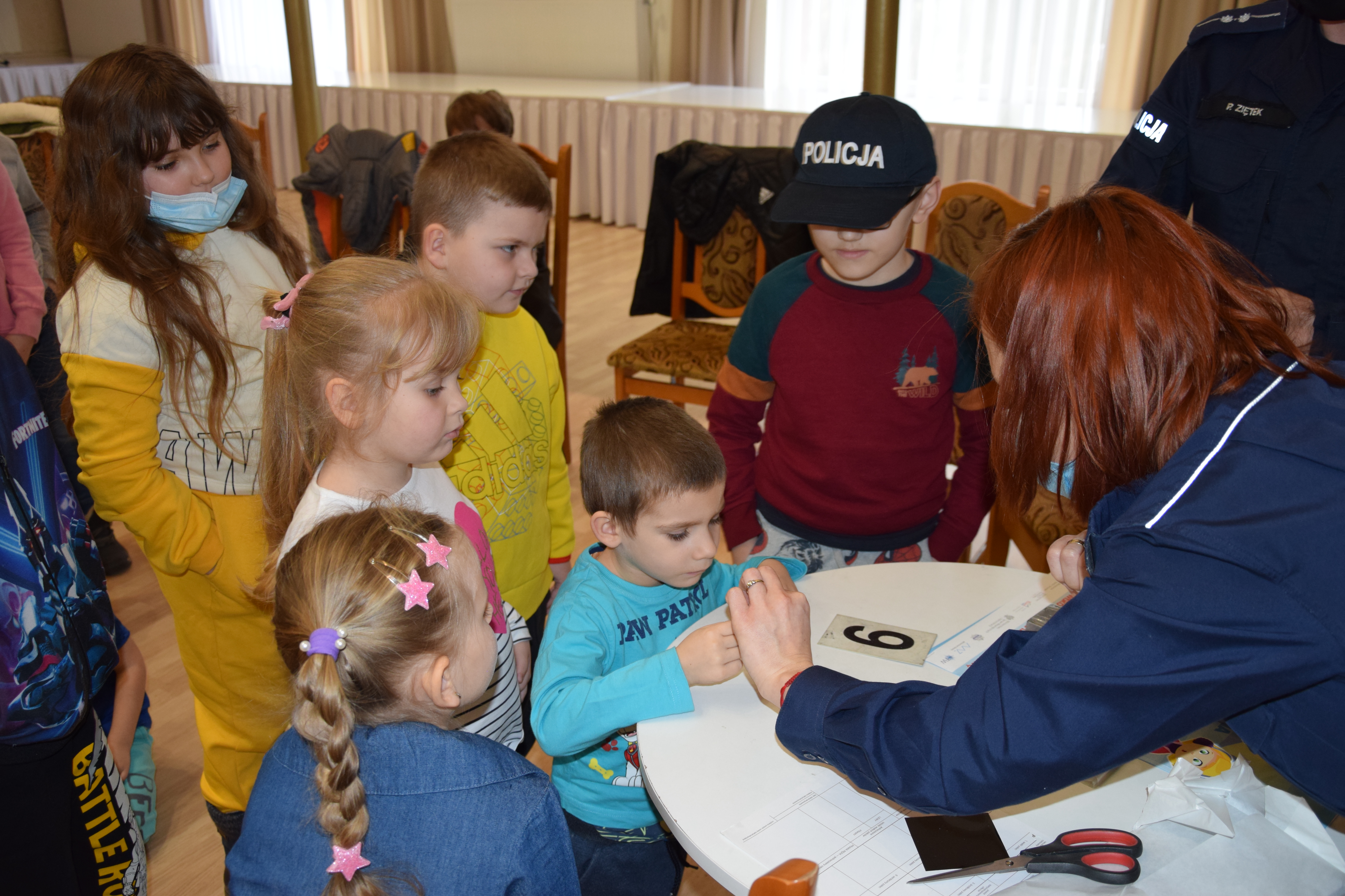 Zdjęcie przedstawiające spotkanie policji z dziećmi