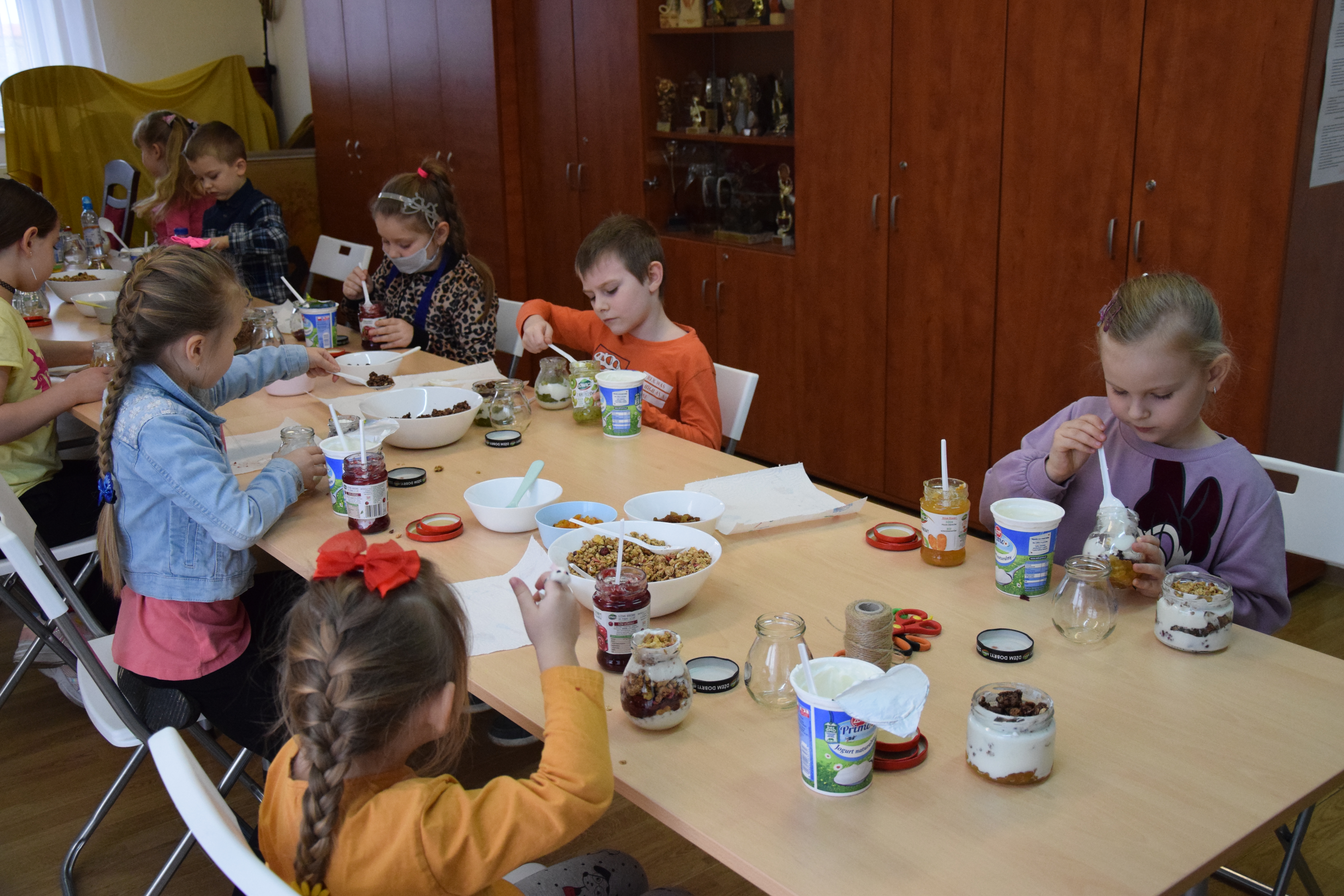 Zdjęcie przedstawiające proces powstawania deserków w ramach warsztatów kulinarnych