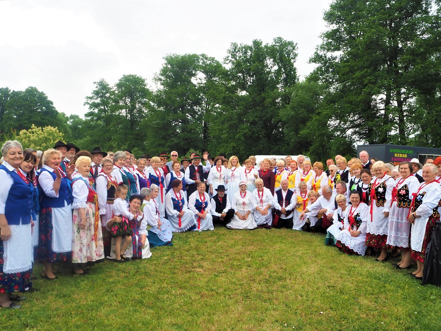 Zdjęcie przedstawia uczestników festiwalu w Koziegłowach