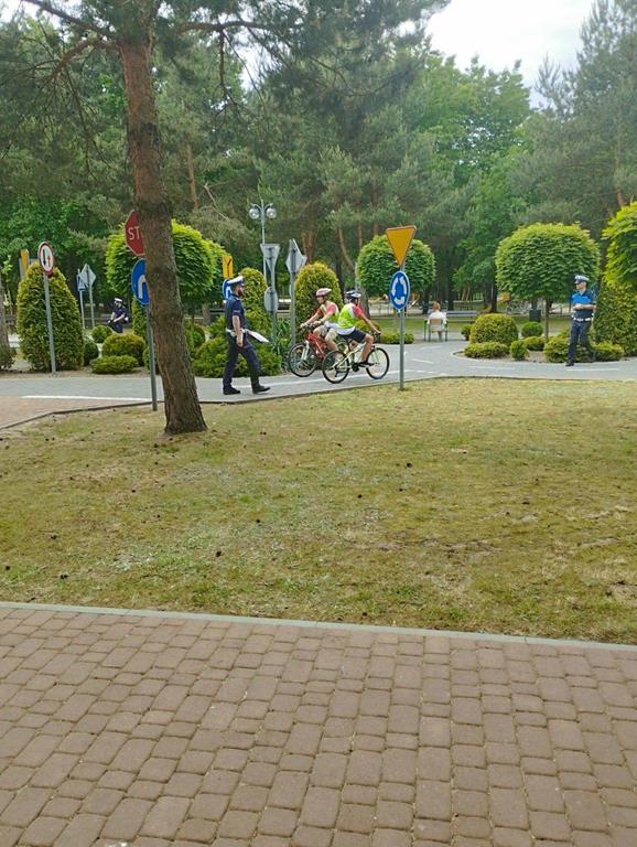 Zdjęcie przedstawia fragment zawodów rowerowych
