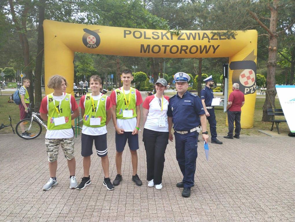 Zdjęcie przedstawia wspólne zdjęcie zawodników z policjantem