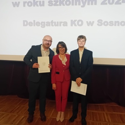 Zdjęcie przedstawia moment wręczenia odznaczeń i wyróżnień dla uczniów i nauczycieli SP2 w Mierzęcicach