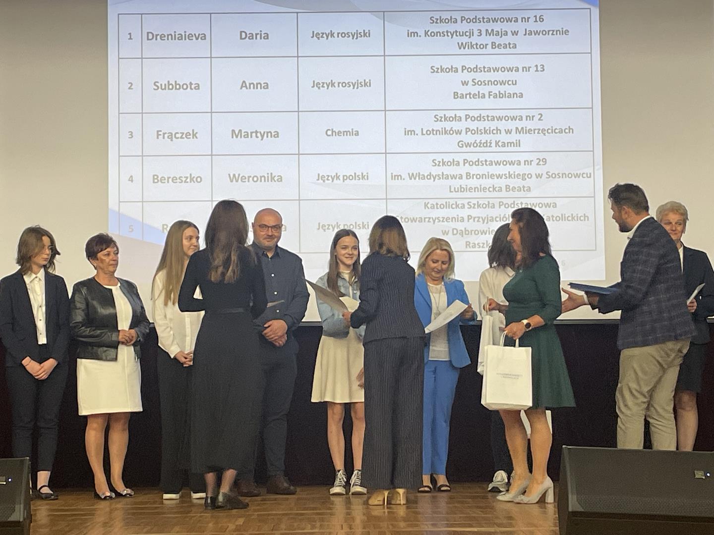 Zdjęcie przedstawia rozdanie nagród na Gali Laureatów Konkursów Prxedmiotowych