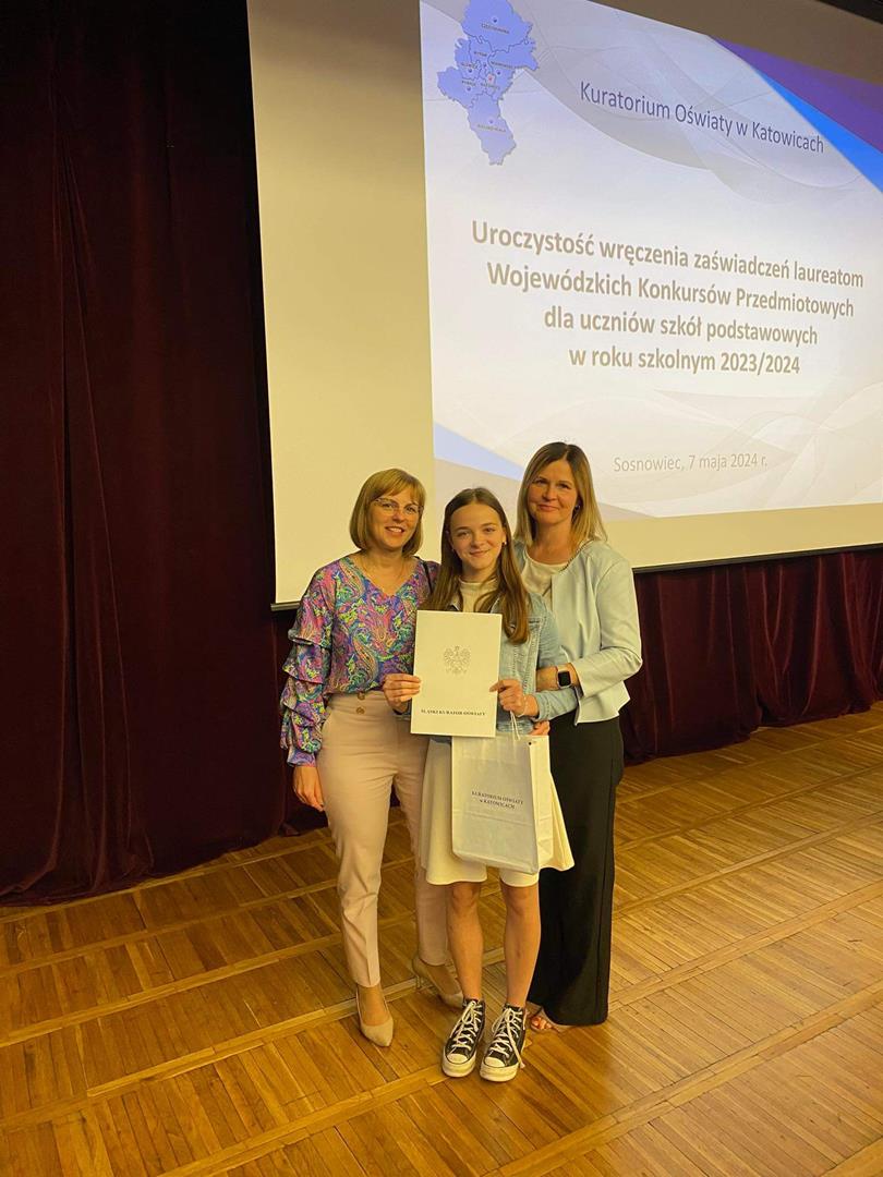 Zdjęcie przedstawia rozdanie nagród na Gali Laureatów Konkursów Prxedmiotowych