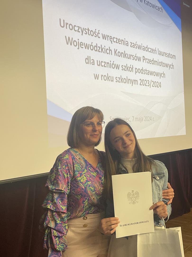 Zdjęcie przedstawia rozdanie nagród na Gali Laureatów Konkursów Prxedmiotowych