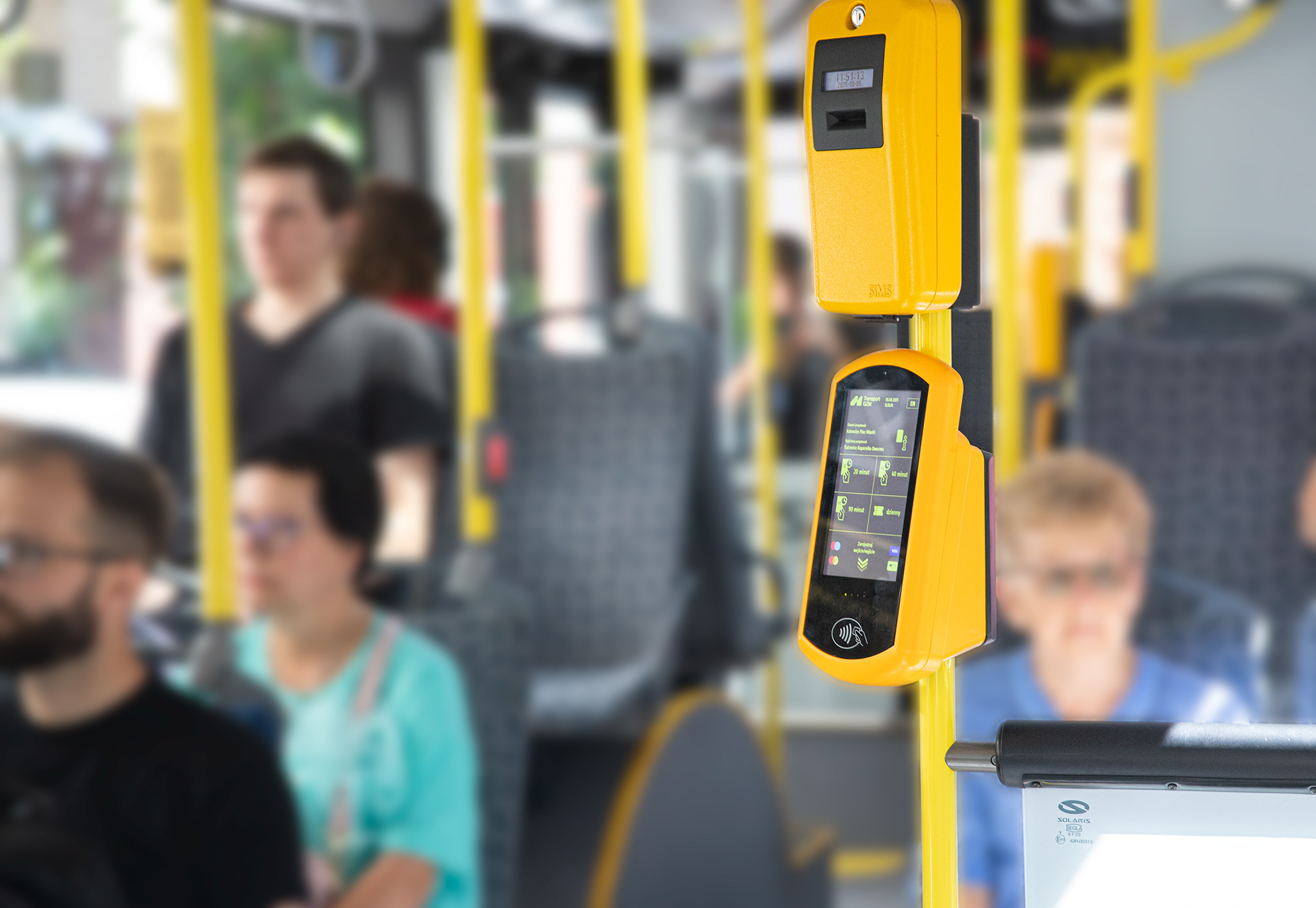 Zdjęcie przedstawiające punkt zakupu biletów w&nbsp;autobusie