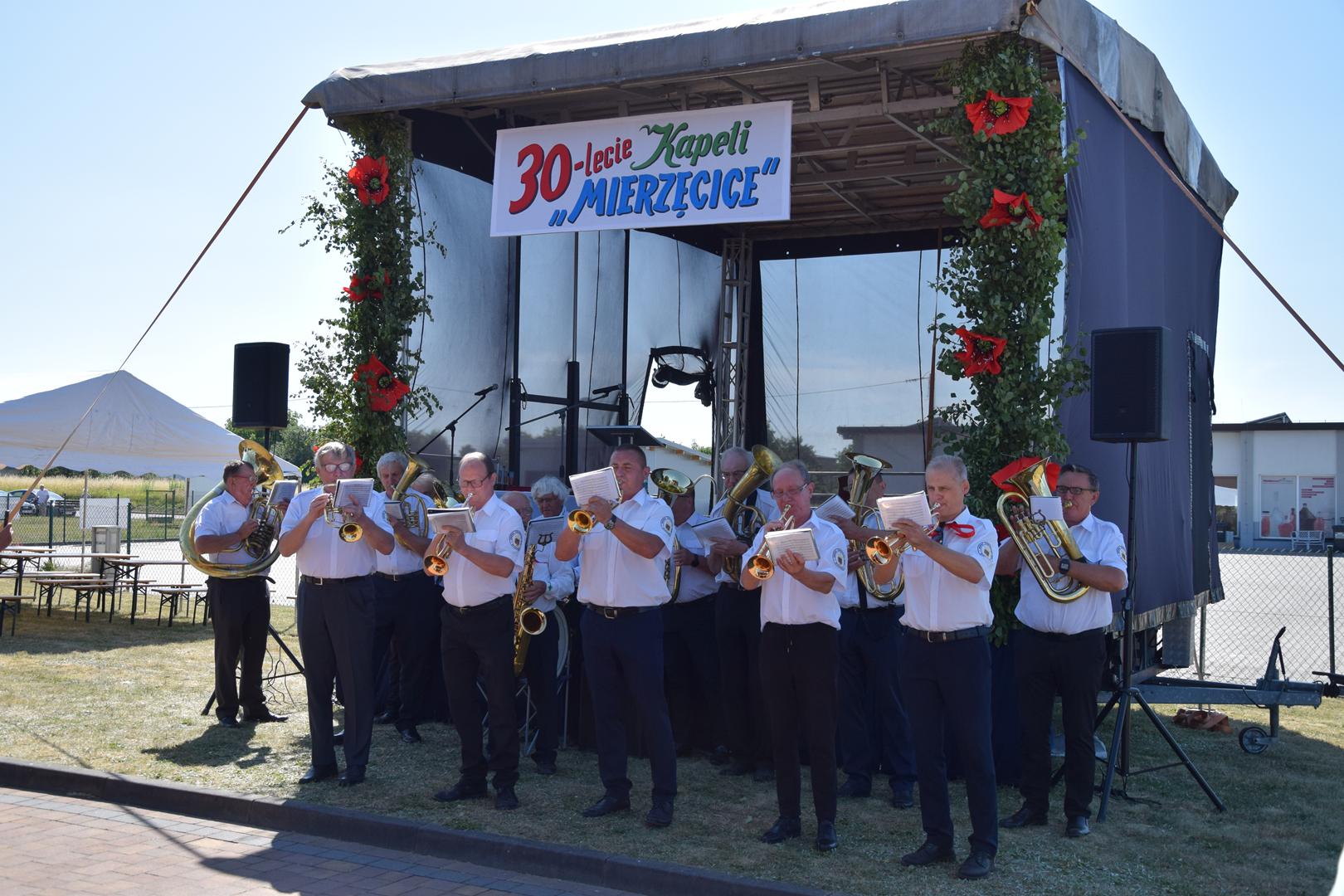 Zdjęcie przedstawia występ Orkiestry imienia Władysława Juszczyka