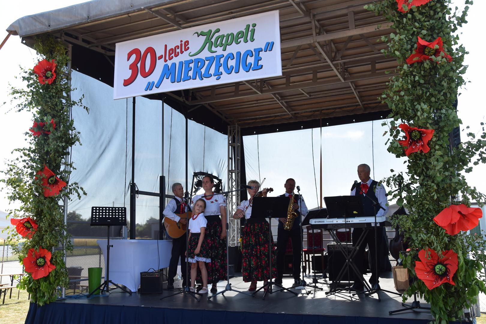 Zdjęcie przedstawia występ zaproszonych zespołów regionalnych