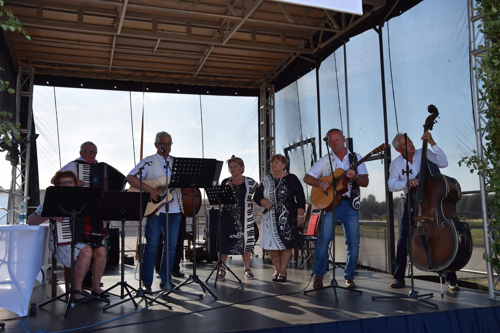 Zdjęcie przedstawia występ zaproszonych zespołów regionalnych