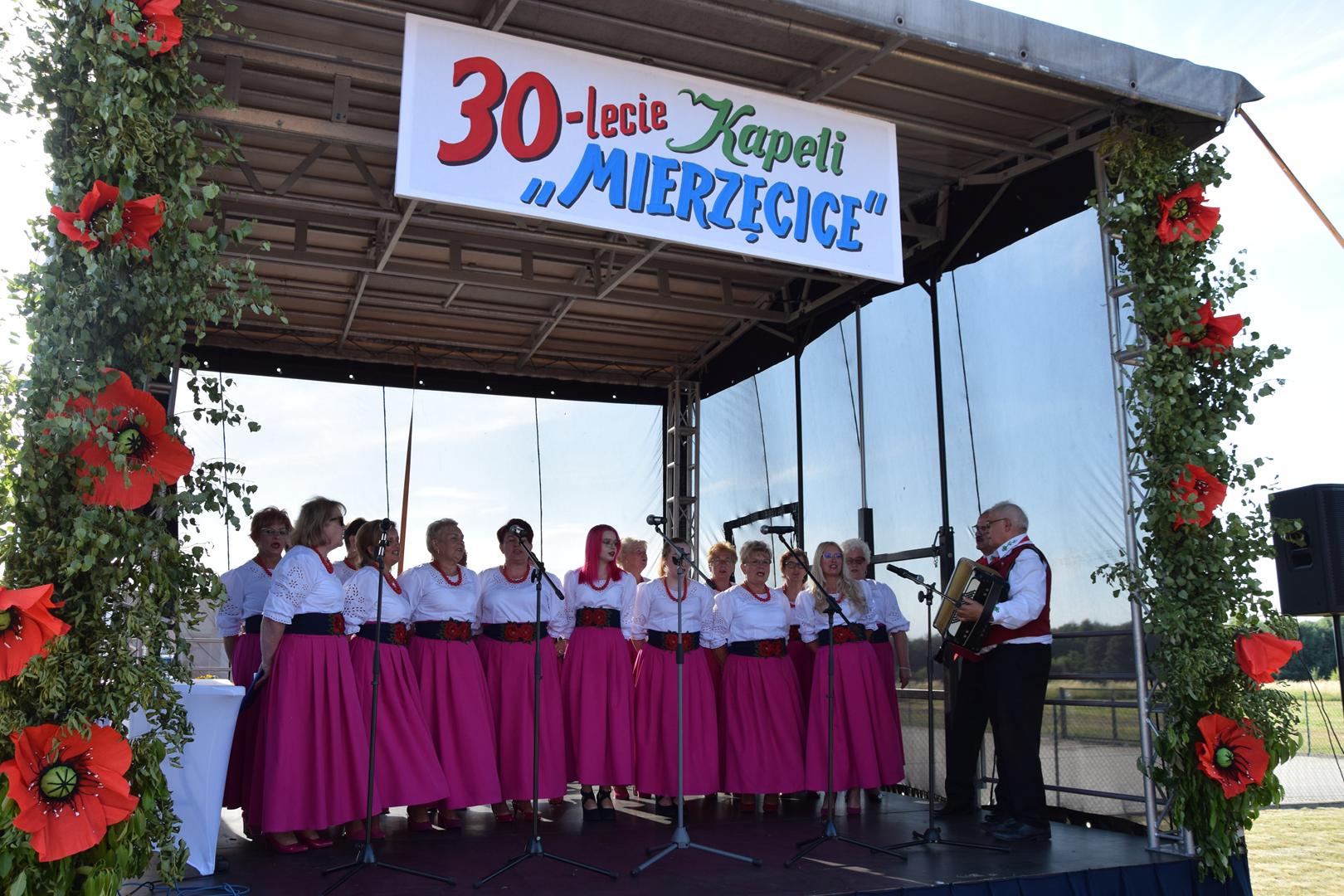 Zdjęcie przedstawia występ zespołu śpiewaczego Zosienki