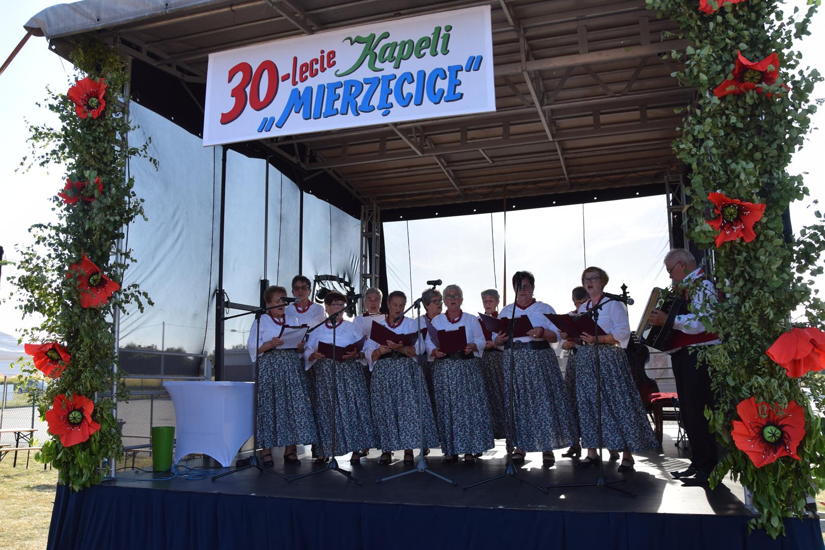 Zdjęcie przedstawia występ zespołu śpiewaczego Toporowianki