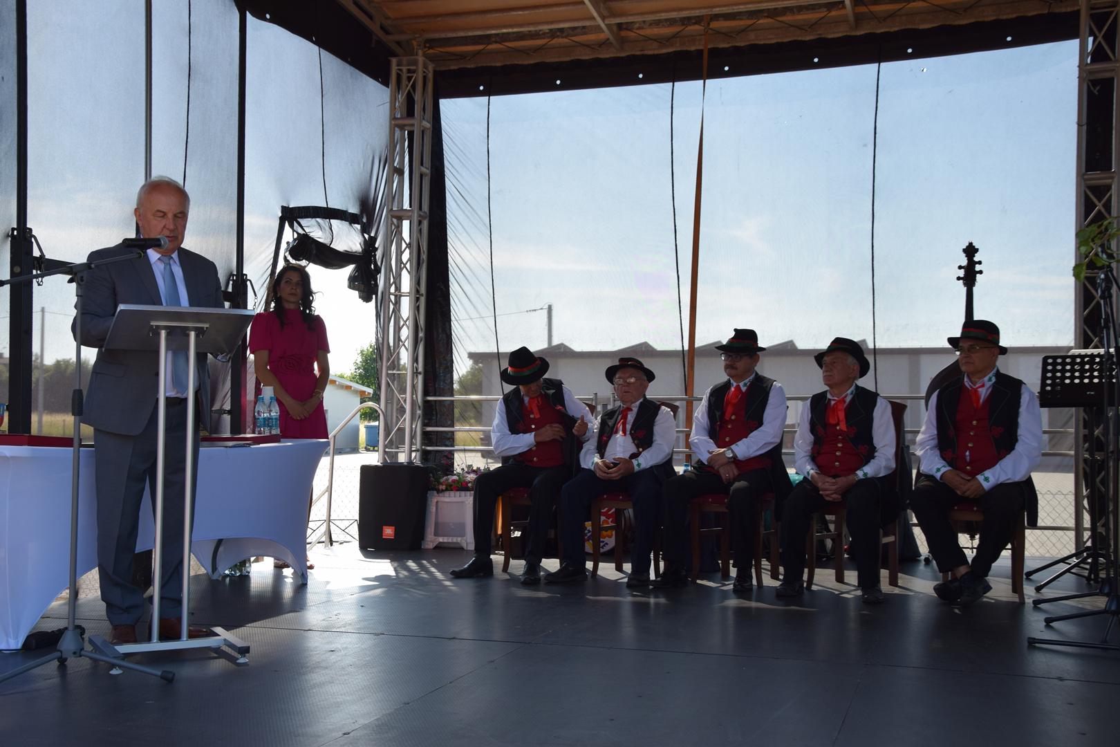 Zdjęcie przedstawia przemówienie Wója Gminy Mierzęcice - Grzegorza Podlejskiego