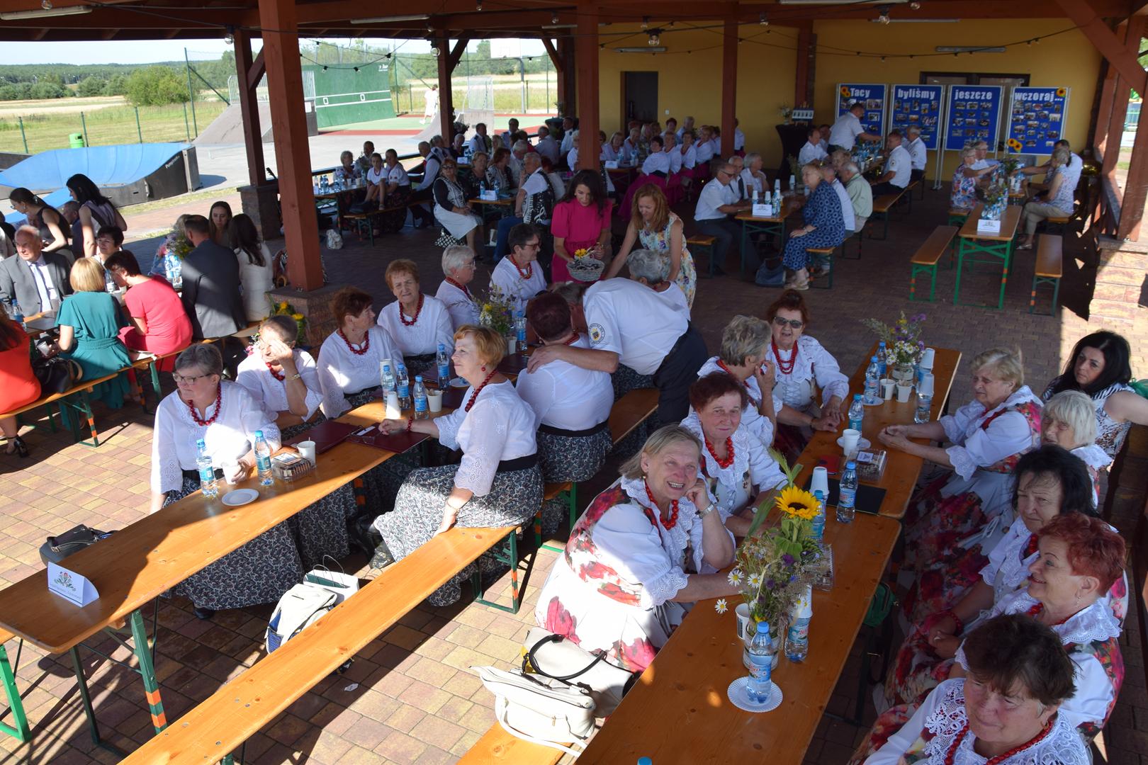 Zdjęcie przedstawia gości zgromadzonych na wydarzeniu