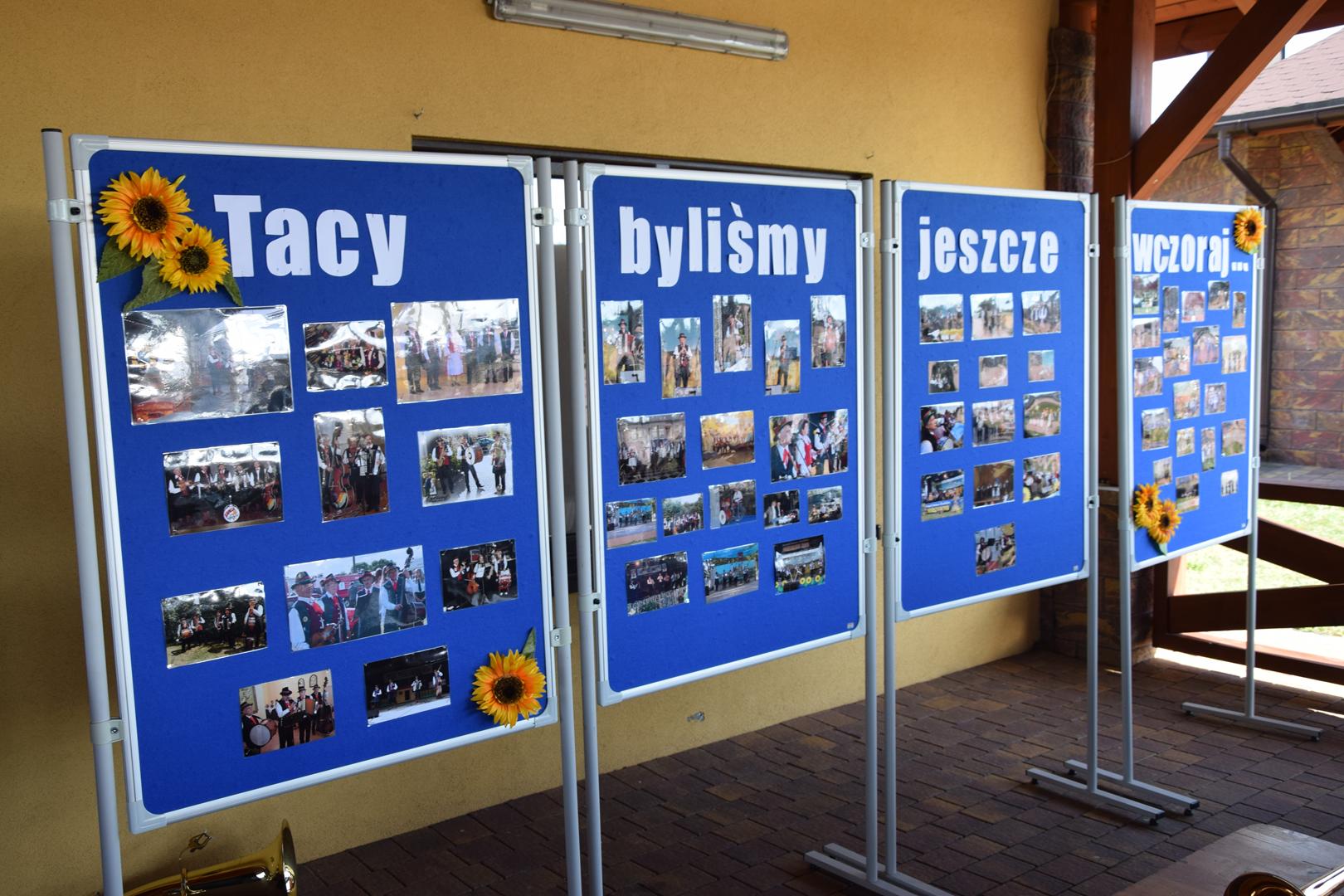 Zdjęcie przedstawia dekoracje - fotorealcję z wyjazdów Kapeli Regionalnej Mierzęcice