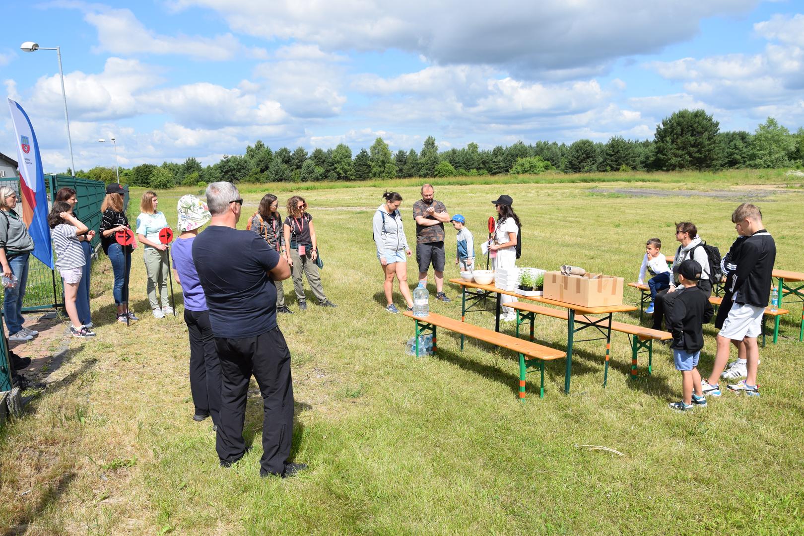 Zdjęcie przedstawia uczestników warsztatów Kąpiel Leśna GZM przed wyruszeniem na spacer
