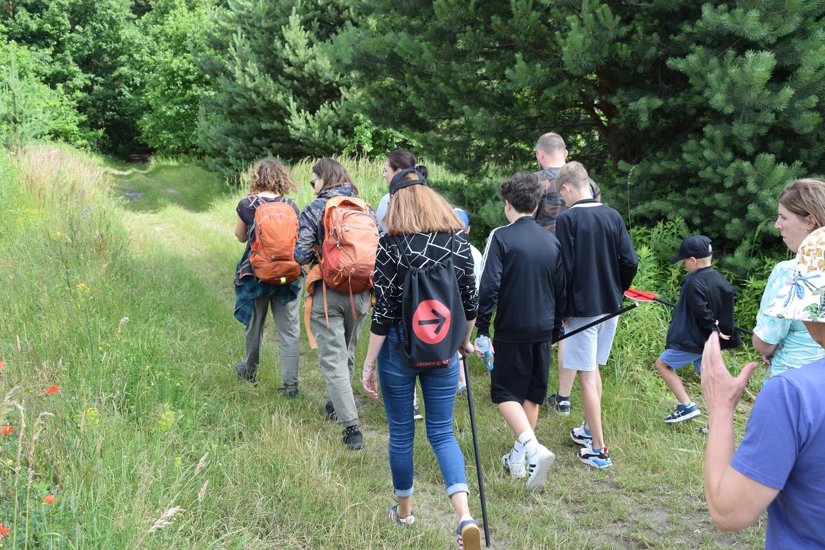 Zdjęcie przedstawia uczestników warsztatów Kąpiel Leśna GZM wyruszających na spacer