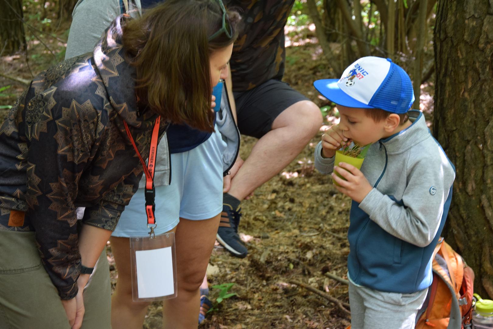Zdjęcie przedstawia fragment warsztatów Leśna Kąpiel