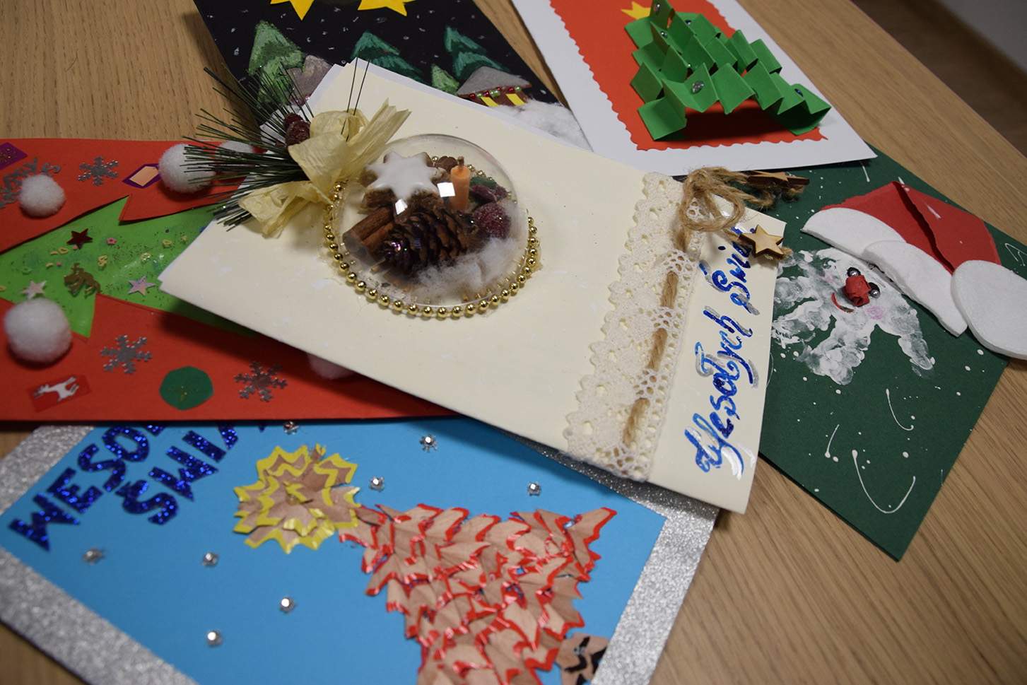 Zdjęcie kartek świątecznych wykonanych przez uczestników konkursu