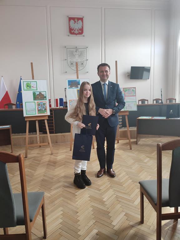 Zdjęcie Kornelii Sroki ze Starostą Powiatu