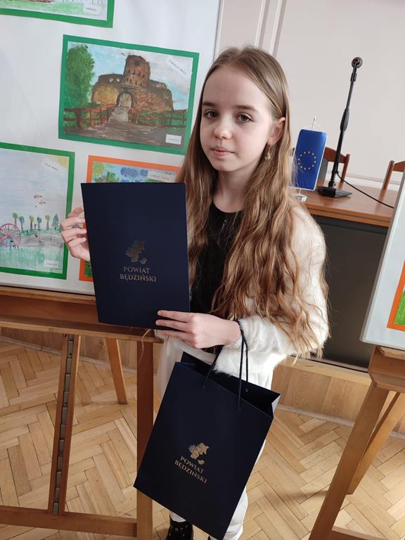 Zdjęcie Kornelii Sroki z dyplomem