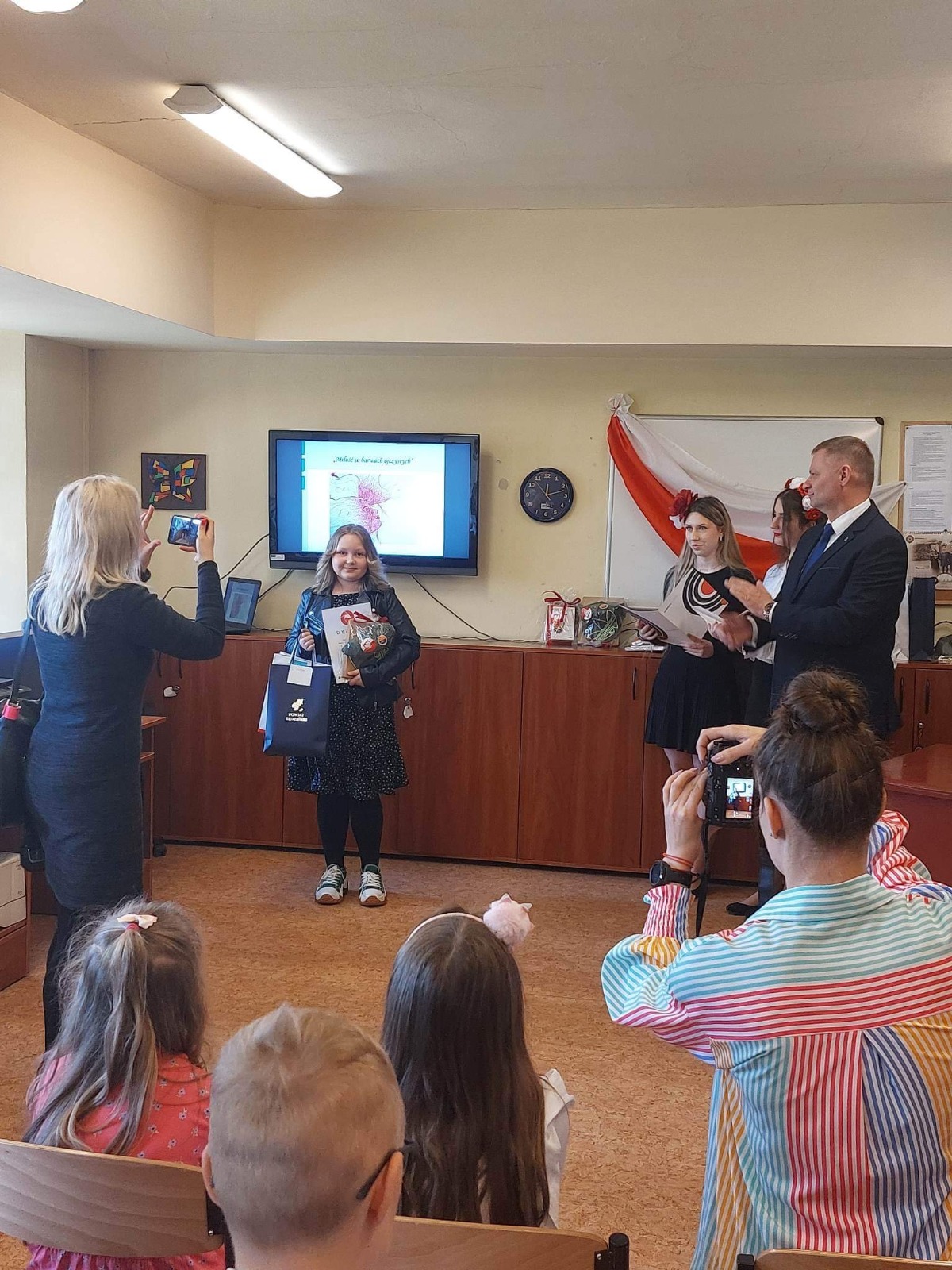 zdjęcie Nikoli Skupińskiej w sali I LO im. Mikołaja Kopernika w Będzinie