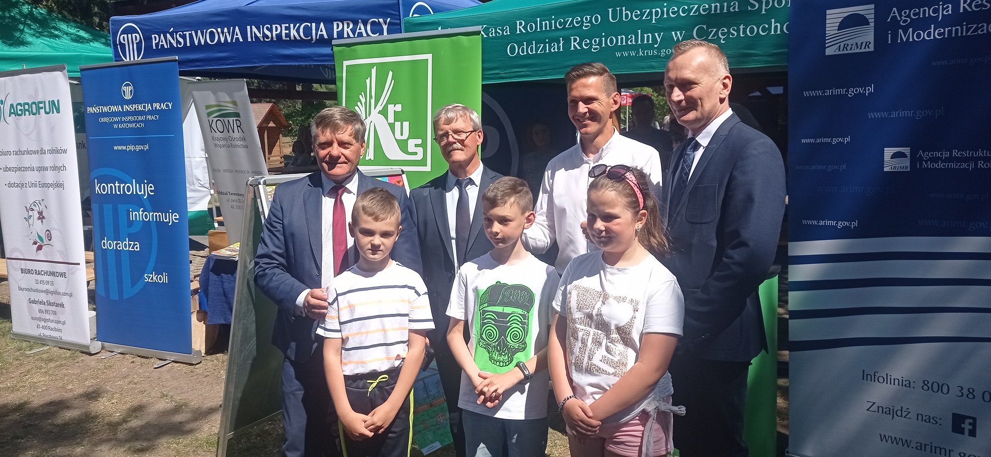 Zdjęcie przedstawiające moment rozdania nagród w konkursie zorganizowanym przez KRUS