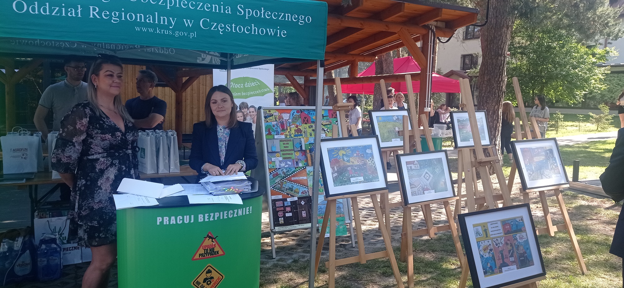 Zdjęcie przedstawiające stoisko KRUS podczas obchodów Dnia Dziecka