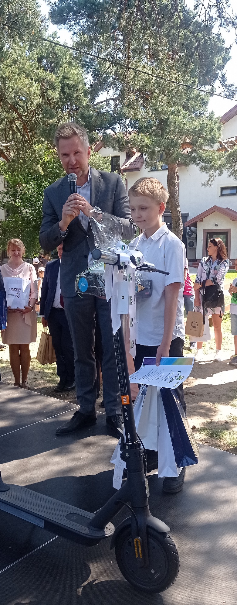 Zdjęcie przedstawiające moment rozdania nagród w konkursie zorganizowanym przez KRUS