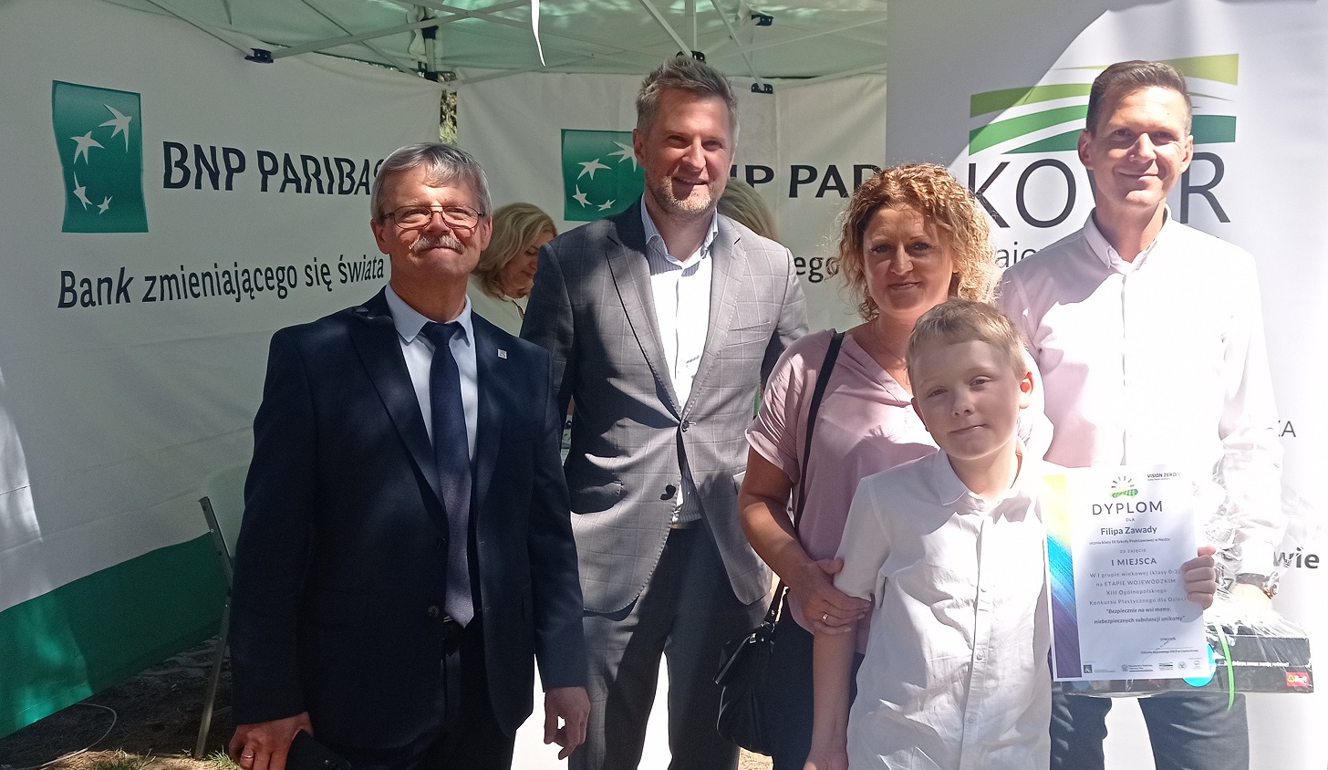 Zdjęcie przedstawiające moment rozdania nagród w konkursie zorganizowanym przez KRUS