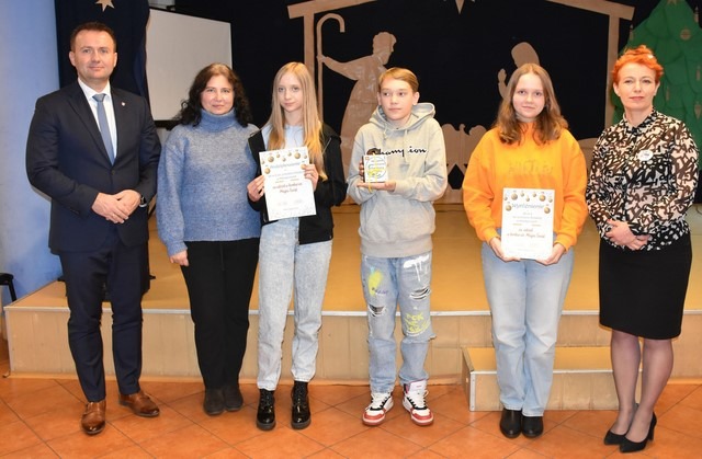Zdjęcie przedstawiające wyróżnionych uczniów, grono pedagogiczne oraz Starostę Będzińskiego Pana Sebastiana Szaleńca