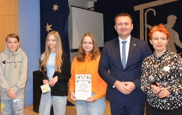 Zdjęcie przedstawiające wyróżnionych uczniów, grono pedagogiczne oraz Starostę Będzińskiego Pana Sebastiana Szaleńca