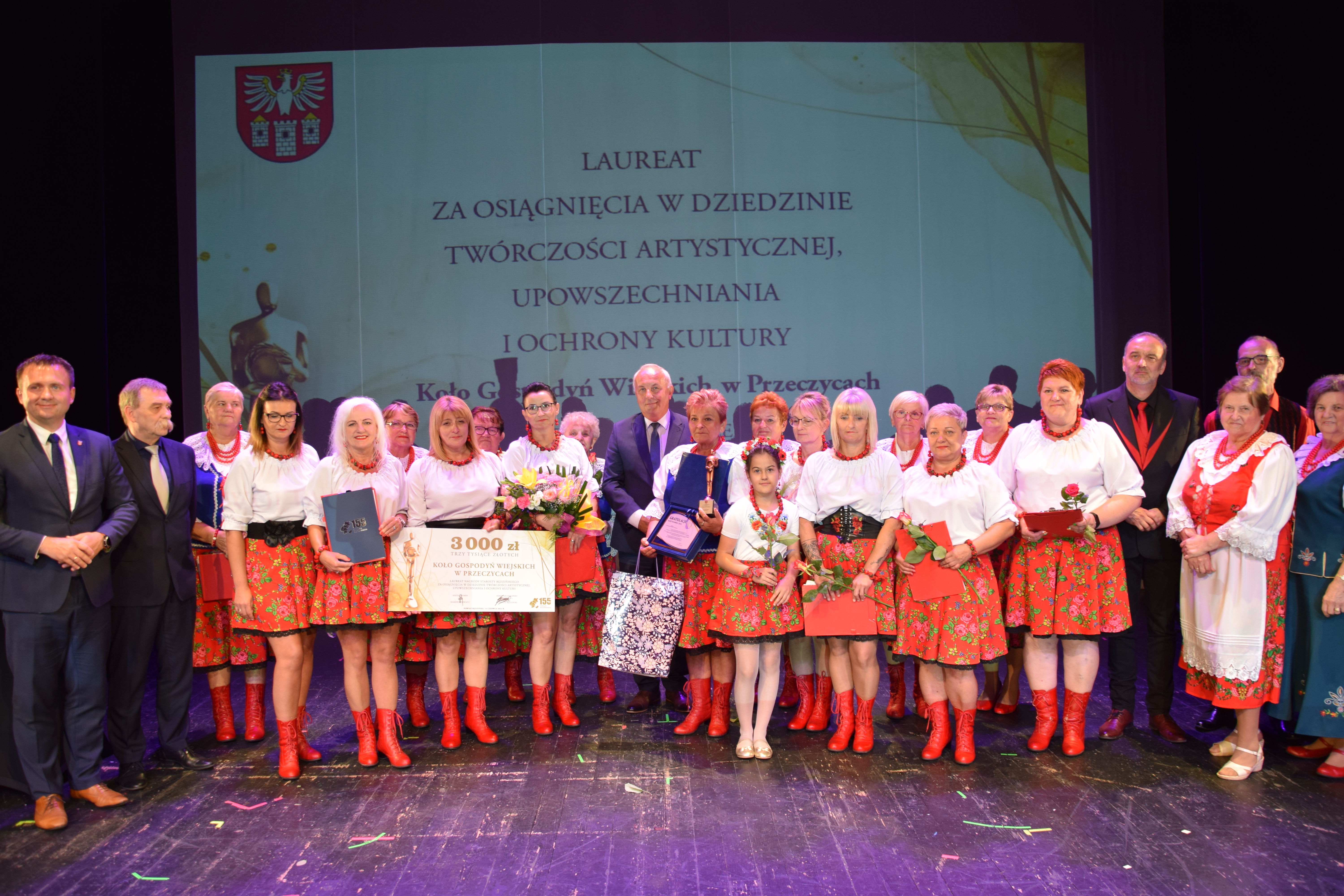 Zdjęcie przedstawiające wspólne zdjęcie po rozdaniu nagród dla KGW Przeczyce