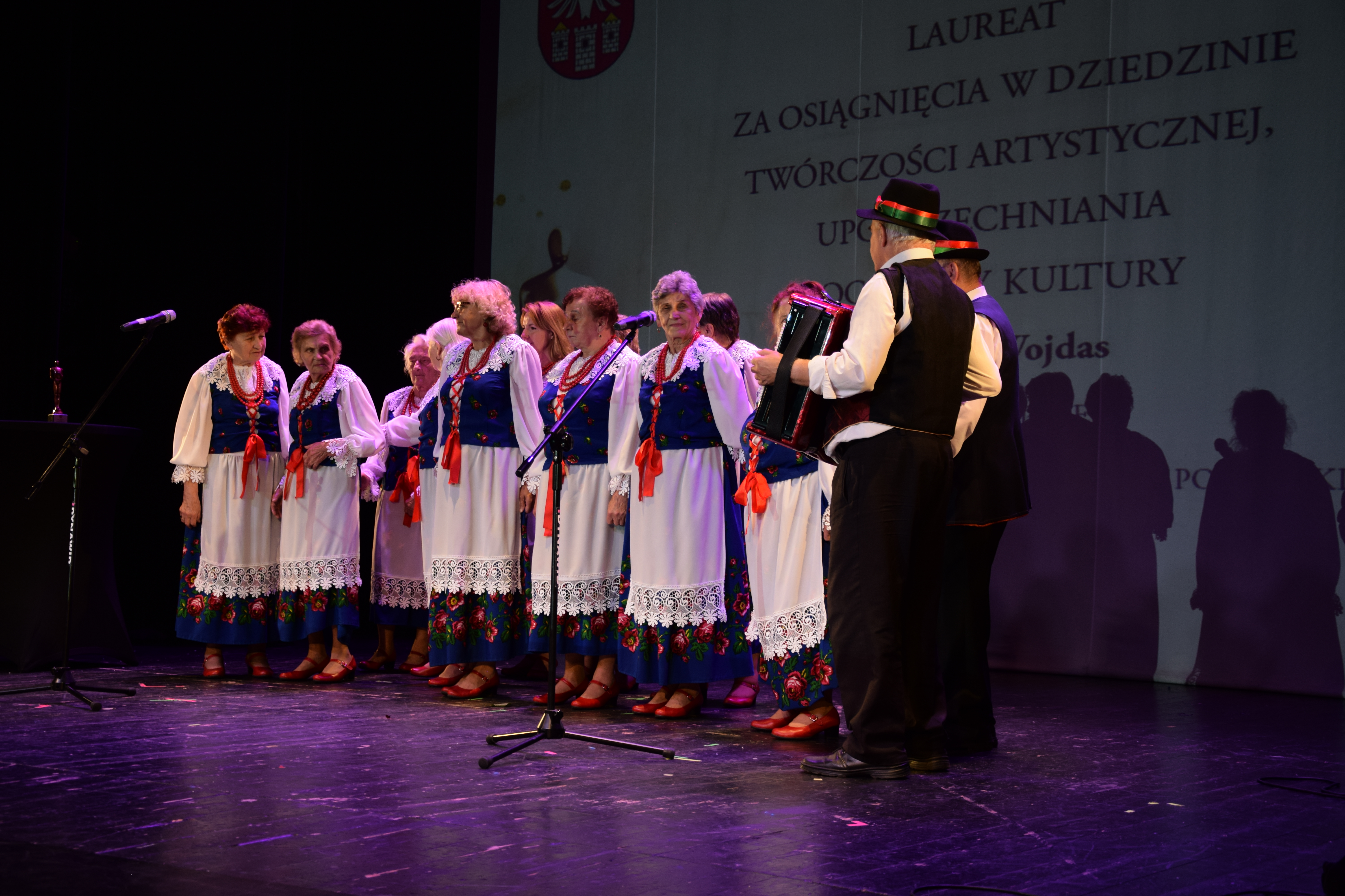 Zdjęcie przedstawiające fragment występu zespołu "Mierzęcanki"