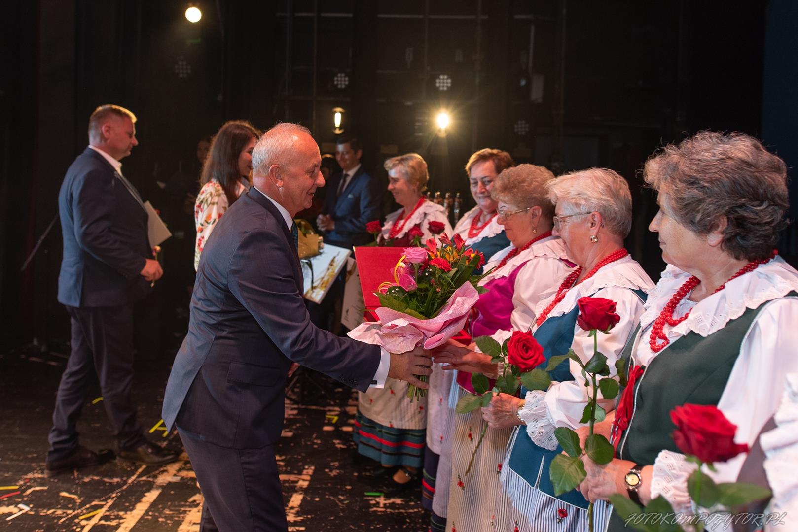 Zdjęcie przedstawia moment wręczenia kwiatów przez Wójta Gminy Mierzęcice Grzegorza Podlejskiego