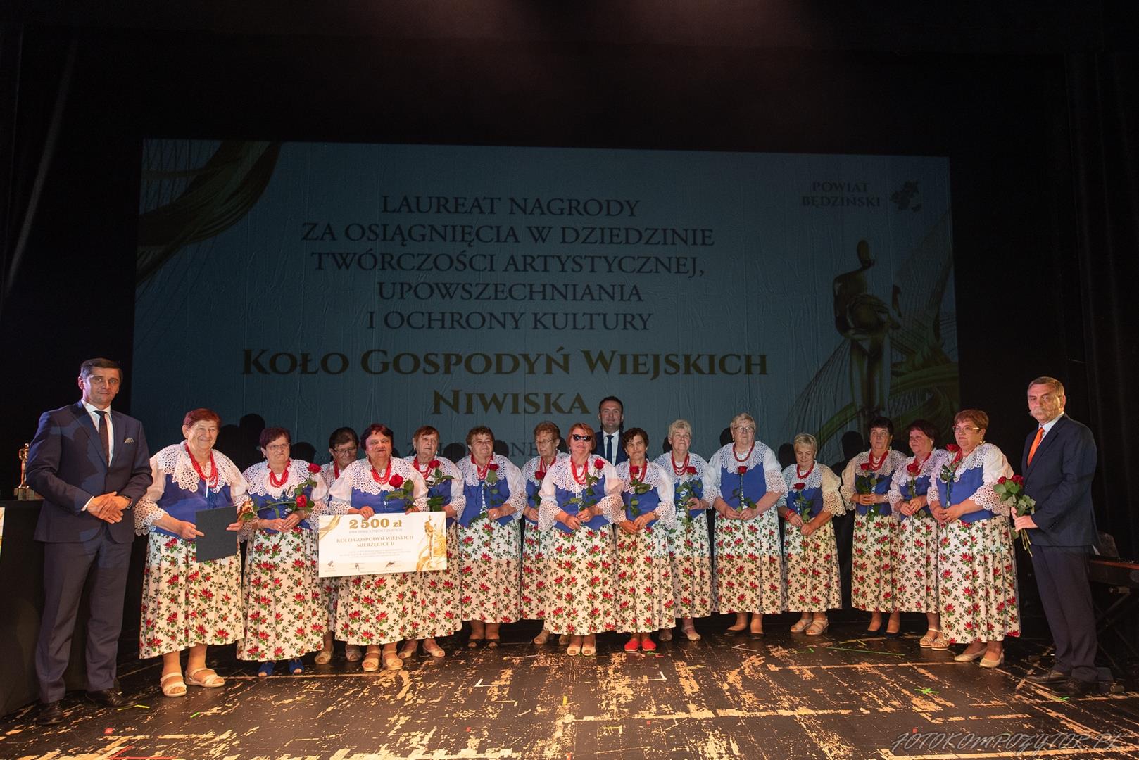 Zdjęcie przedstawia wspólne zdjęcie KGW Mierzęcice II