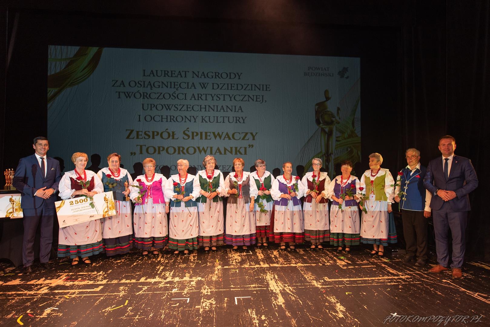Zdjęcie przedstawia wspólne zdjęcie Zespołu Śpiewaczego Toporowianki