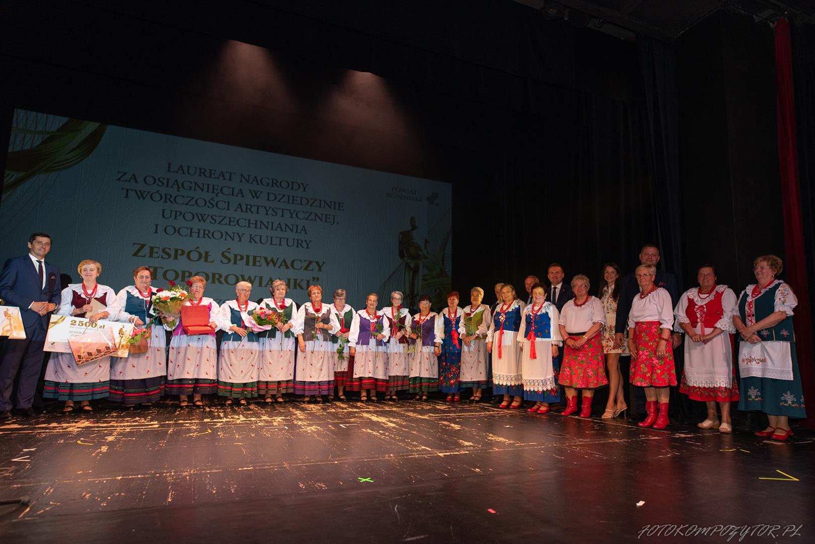 Zdjęcie przedstawia wspólne zdjęcie wszystkich nagrodzonych