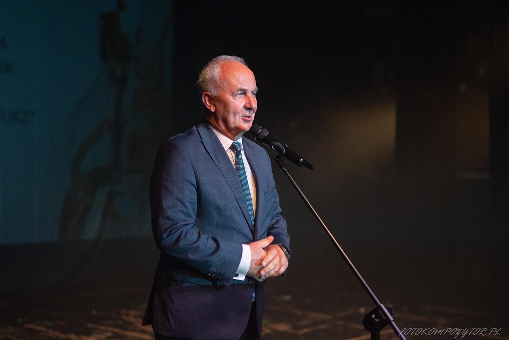 Zdjęcie przedstawia moment przemowy Wójta Gminy Mierzęcice Grzegorza Podlejskiego