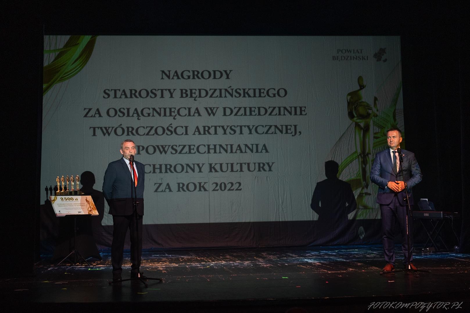 Zdjęcie przedstawia moment przemowy komisji