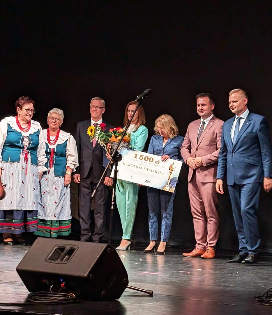 Zdjęcie przedstawia moment rozdania nagród Starosty Będzińskiego