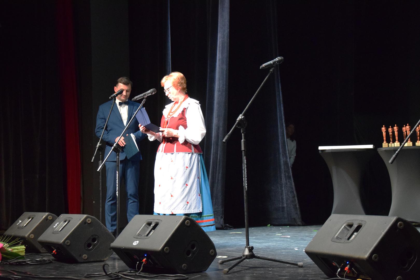 Zdjęcie przedstawia moment rozdania nagród Starosty Będzińskiego