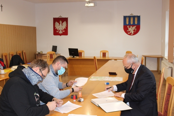 Zdjęcie przedstawiające moment podpisania umowy pomiędzy Wójtem Gminy Mierzęcice Grzegorzem Podlejskim a przedstawicielami firmy PZOM STRACH