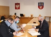 Miniatura artykułu - zdjęcie przedstawiające moment podpisania umowy pomiędzy Wójtem Gminy Mierzęcice Grzegorzem Podlejskim a przedstawicielami firmy PZOM STRACH 