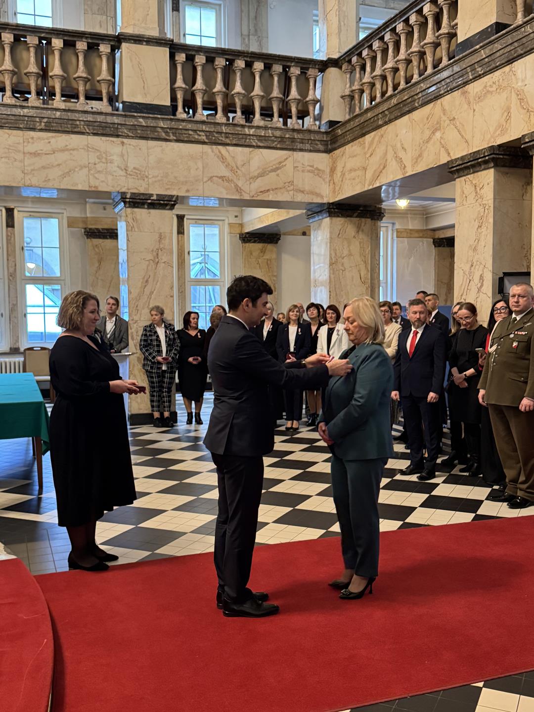 Zdjęcie przedstawia moment odznaczenia pracowników gminy Mierzęcice medalami za długoletnią służbę
