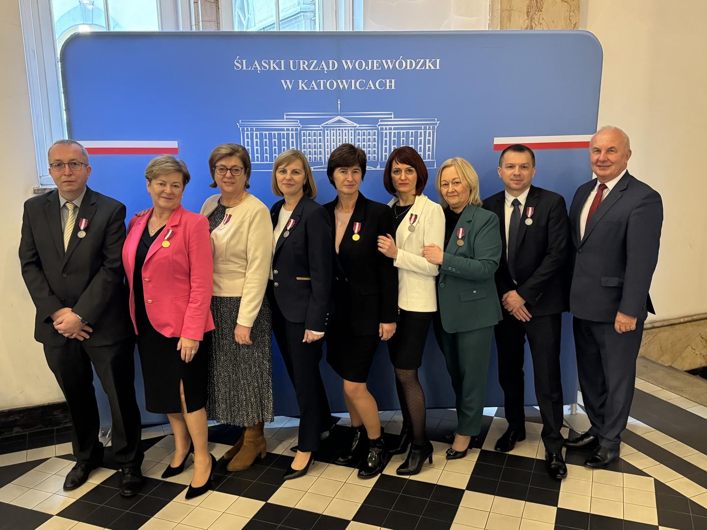 Zdjęcie przedstawia wspólne zdjęcie odznaczonych pracowników gminy Mierzęcice